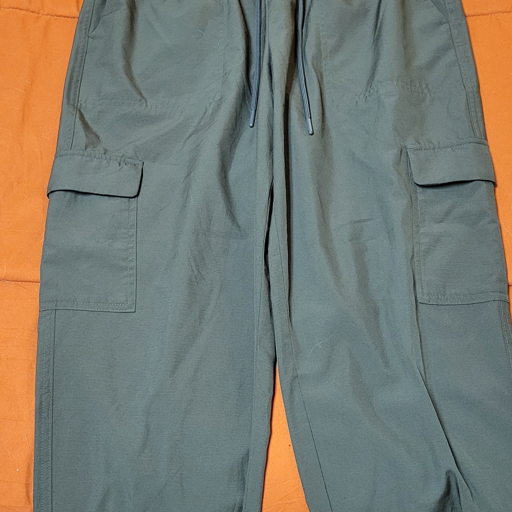 Stylish Women's Cargo Joggers in Olive